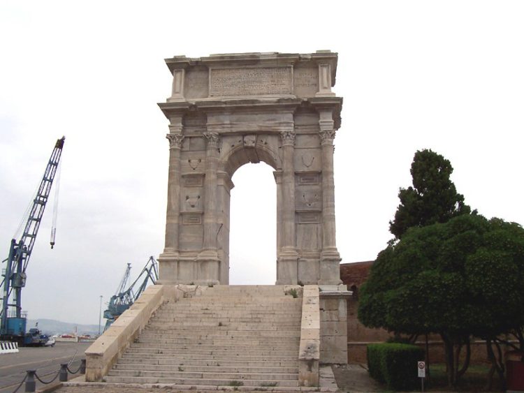 Triumphbogen des römischen Kaisers Trajan in Italien