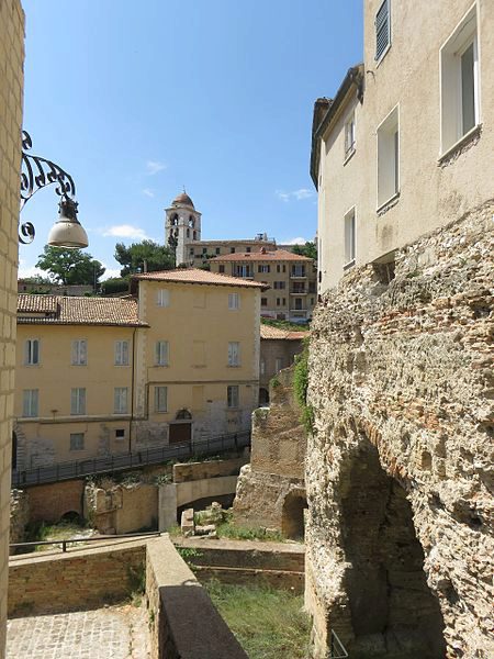 Antikes römisches Amphitheater in Ancona - Blick von der Carceri-Gasse in Italien