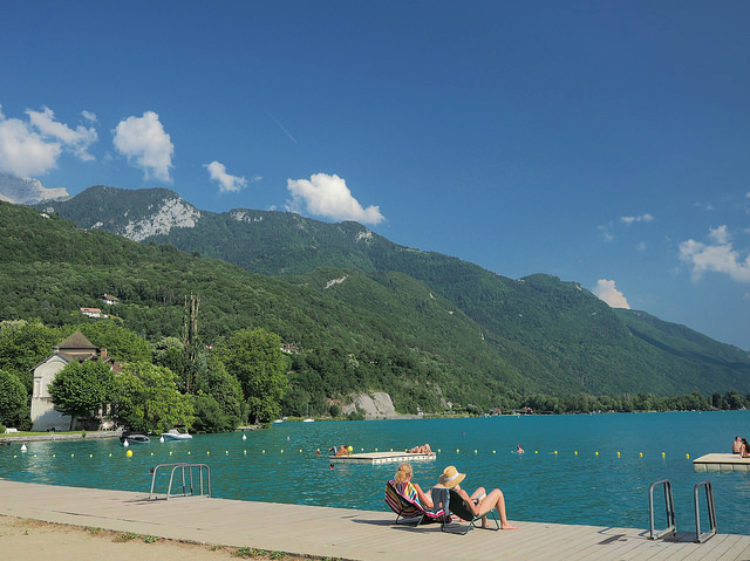 Beach holidays on the shores of Lake Annecy in France