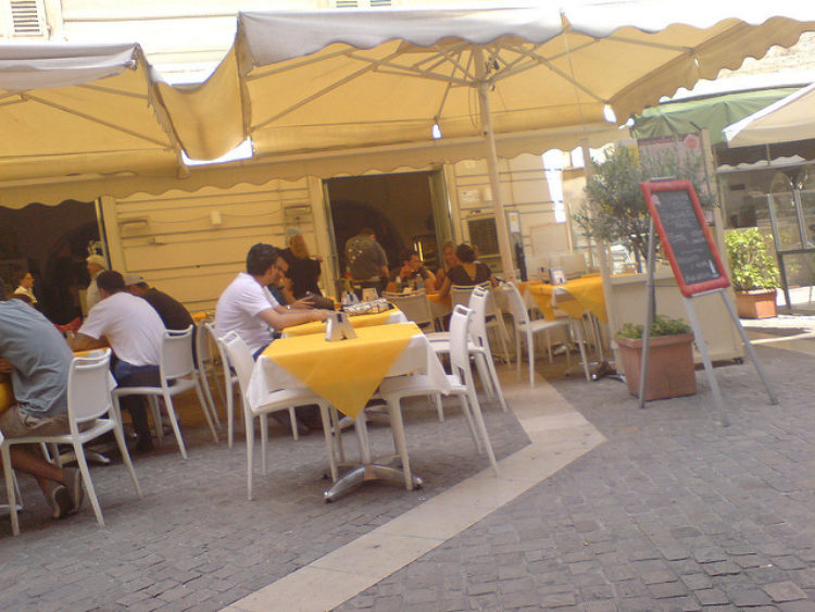 Sommercafé in der antiken Stadt Ancona in Italien