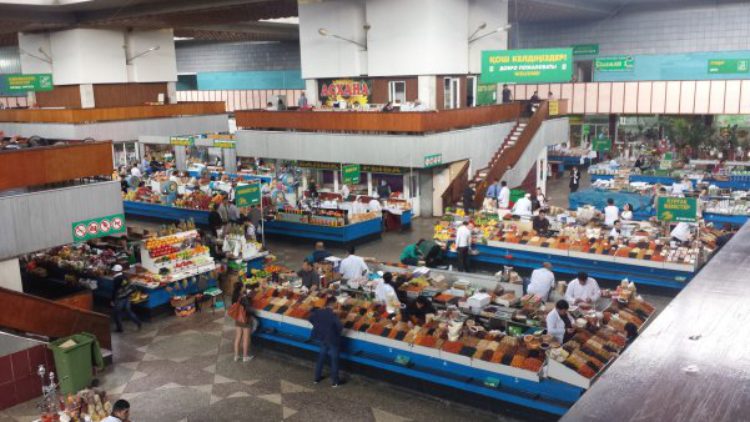 Зелёный базар в Алма-Ате в Казахстане