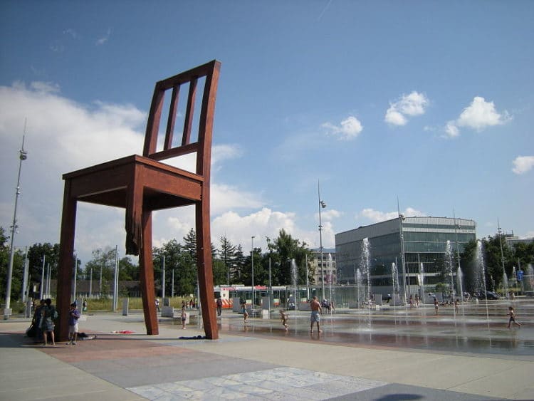 Wooden Sculpture Broken Chair - Landmarks in Geneva