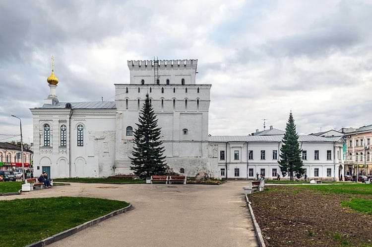 Vlasyevskaya Tower and Znamenskaya Church - Yaroslavl sights