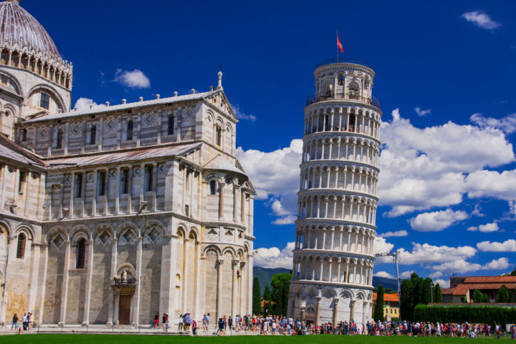 イタリアの観光地であるピサの斜塔