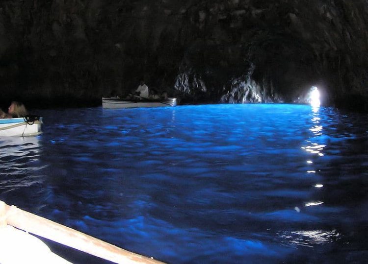 イタリアの観光地である青の洞窟