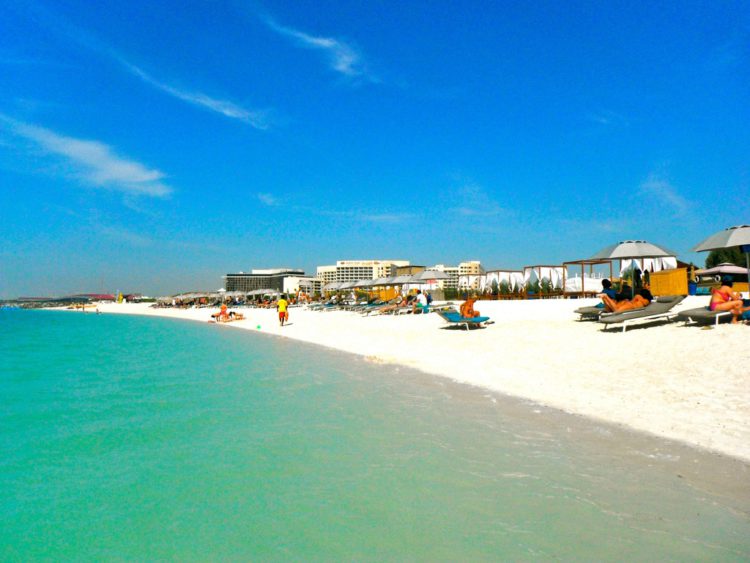 Пляж на острове Яс. Абу Даби, ОАЭ