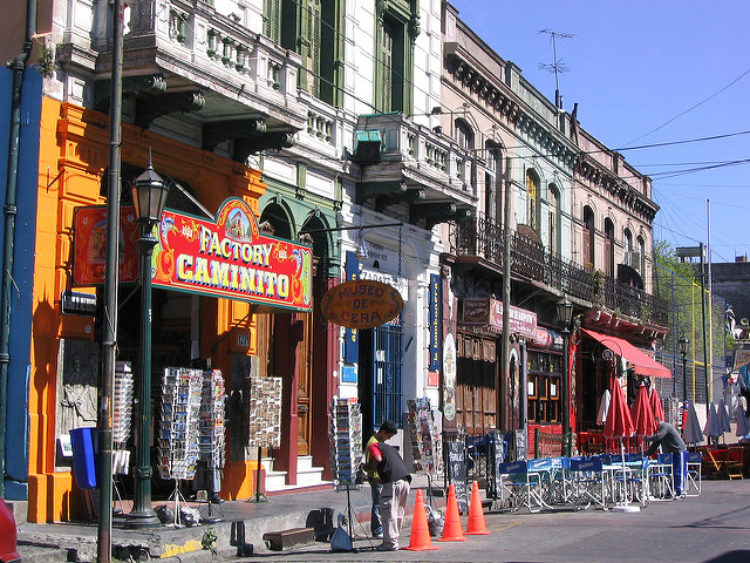 Магазины в туристической зоне «Ла Бока» (Порт) в Буэнос-Айресе. Аргентина, Южная Америка