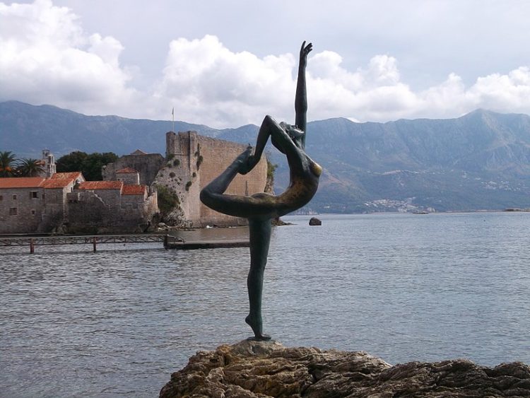 Скульптура «Танцовщица из Будвы» - достопримечательности Будвы