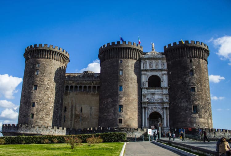 Замок Кастель-Нуово - достопримечательности Неаполя