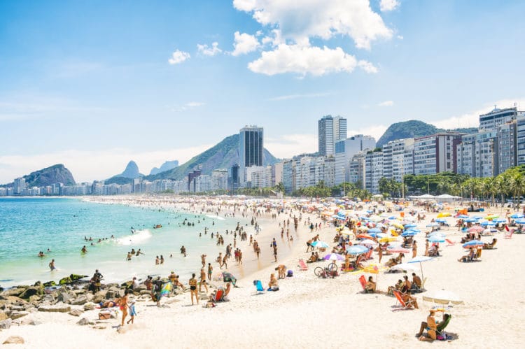 Пляж Копакабана - достопримечательности Рио-де Жанейро