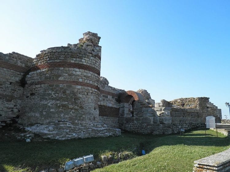 Западная крепостная стена - достопримечательности Несебра