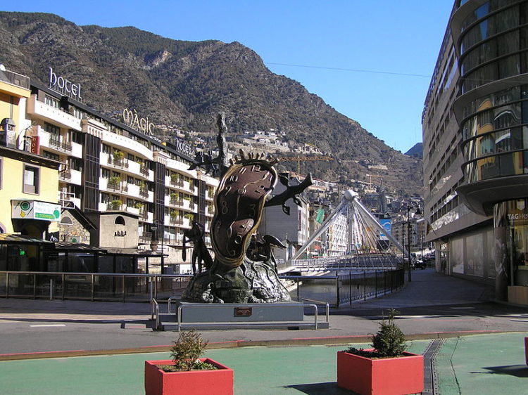 Сальвадор Дали - скульптура «Благородство времени» вдоль проспекта Мериткселл в центре Андорры-ла-Велья