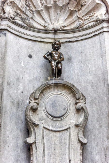 Бронзовая статуя Маннекен-Пис в Брюсселе - достопримечательности Брюсселя