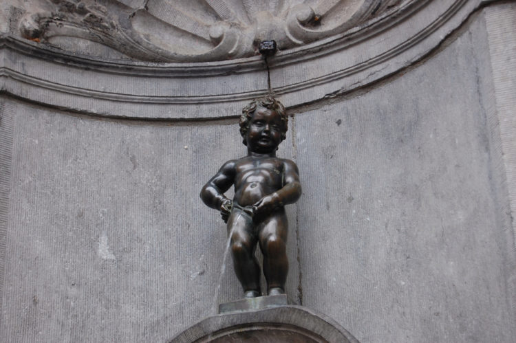 Достопримечательности Бельгии - Статуя " Писающий мальчик "