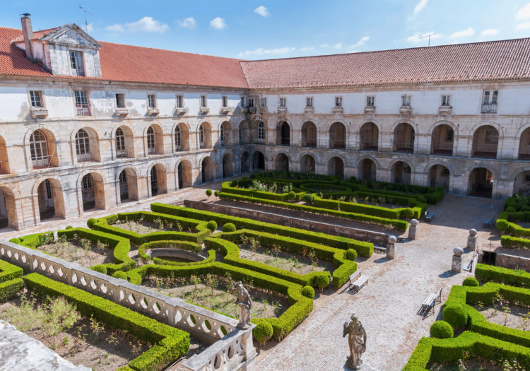Аббатство Санта-Мария-де-Алкобаса - достопримечательности Португалии