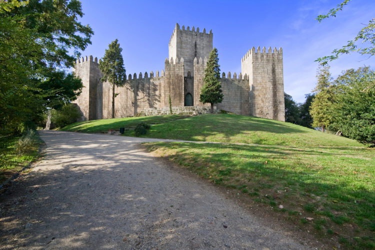 Замок Гимарайнш - достопримечательности Португалии
