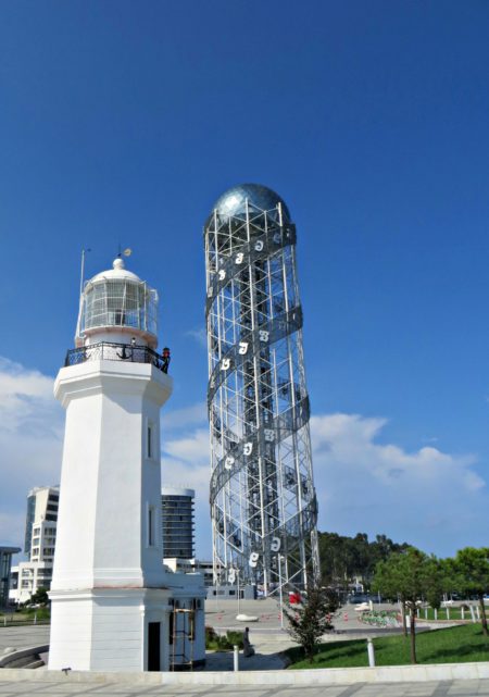 Достопримечательности Батуми - Батумский маяк и башня "Алфавит" в Парке чудес