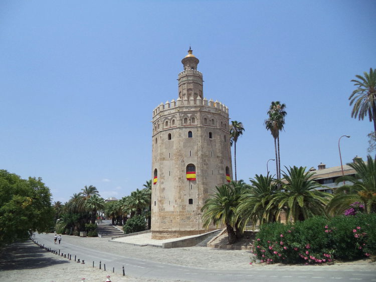 Башня золота (Торре-дель-Оро) в Севилье - достопримечательности Андалусии, Испания