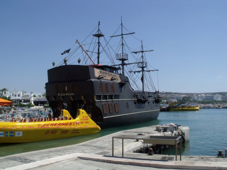 Пиратский корабль "Чёрная жемчужина" в Айя-Напе на Кипре