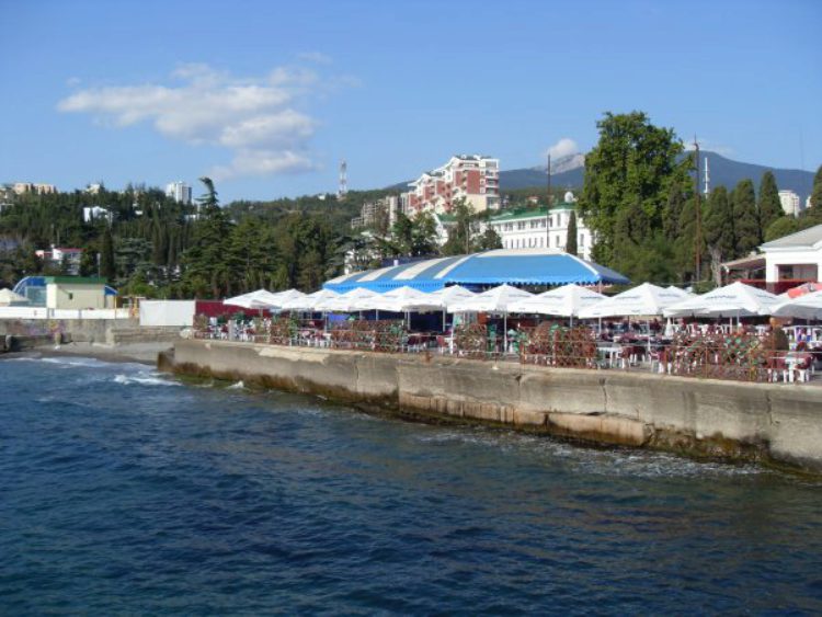 Отдых в летнем кафе у моря в Алуште в Крыму