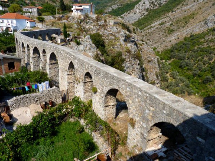 Акведук в Старом городе Бар. Черногория