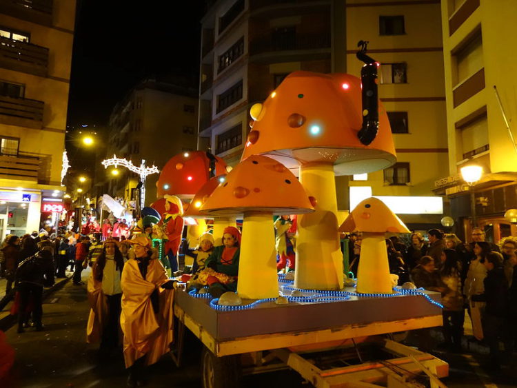 Парад танков на празднике волхвов в Андорре-ла-Велья