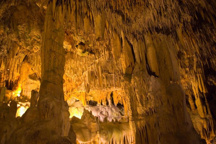 Пещера Дамлаташ Магарасы или «Пещера капель камней» в Аланье в Турции