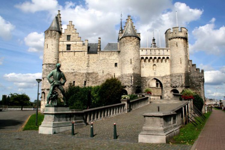 Вход в средневековый замок Стен. Национальный морской музей Антверпена в Бельгии
