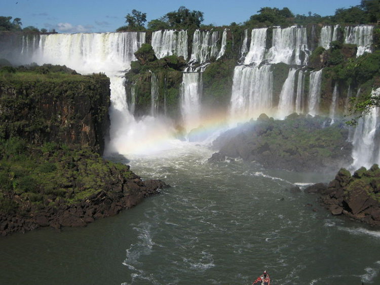 Пейзаж водопада Игуасу в Аргентине. Южная Америка