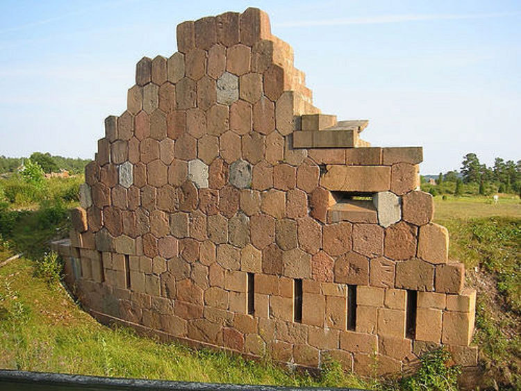 Развалины русской крепости Бомарсунд на Аландских островах в Финляндии