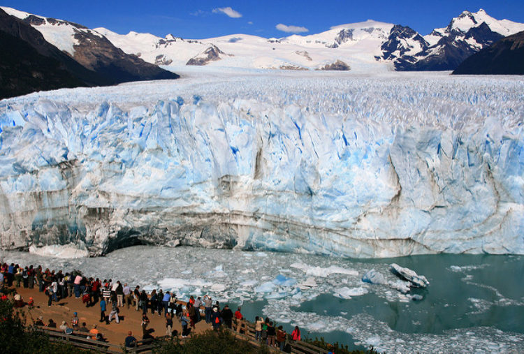 Перито Морено - самый популярный ледник в Национальном парке Лос-Гласьярес в Аргентине в Южной Америке