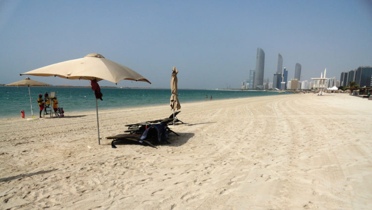 Пляж Корниш в Абу-Даби в ОАЭ