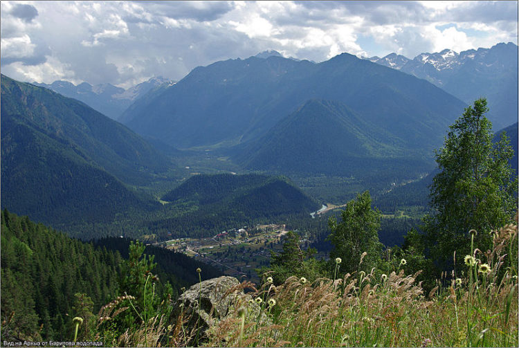 Селение Архыз окружено горами в Карачаево-Черкесии