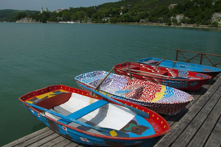 Прокат прогулочных лодок на озере в поселке Абрау-Дюрсо