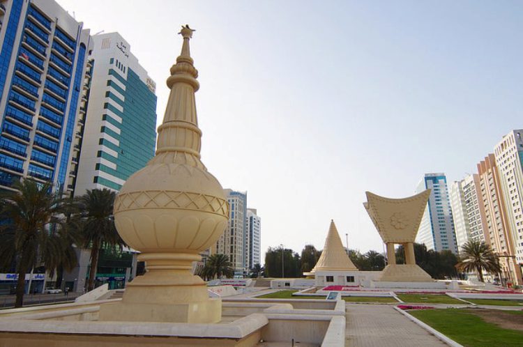 Скульптуры-символы на площади Аль Иттихад в Абу-Даби, ОАЭ