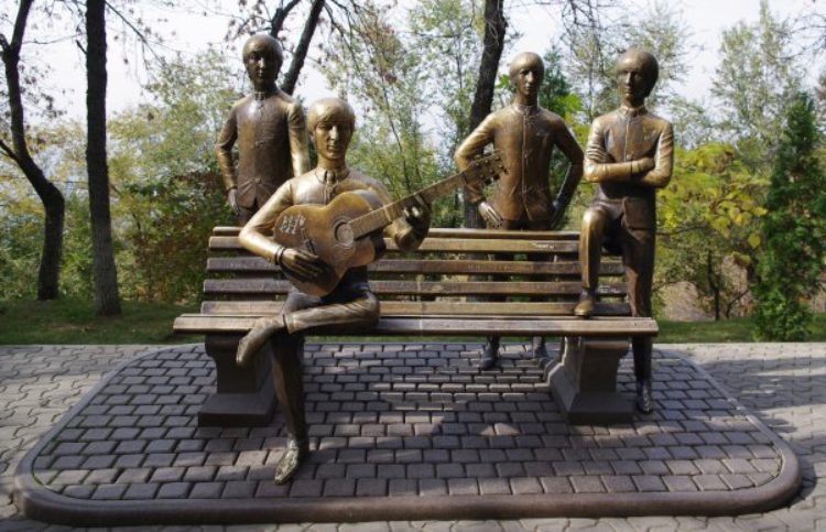 Памятник группе "The Beatles" в парке "Кок-Тобе"в Алма-Ате
