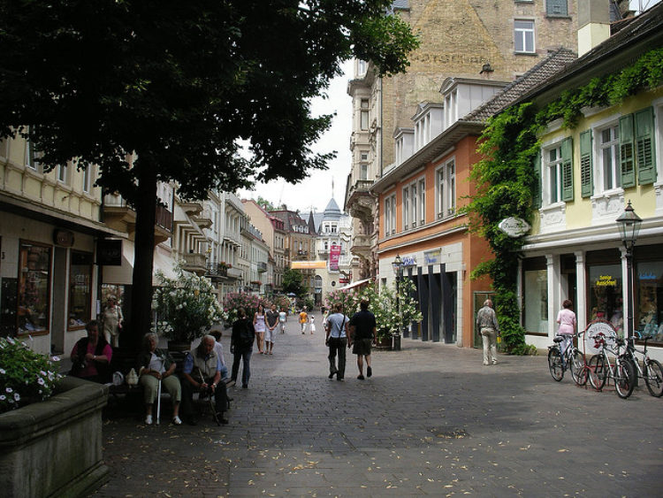 Тихая улица в Баден-Бадене, в Германии