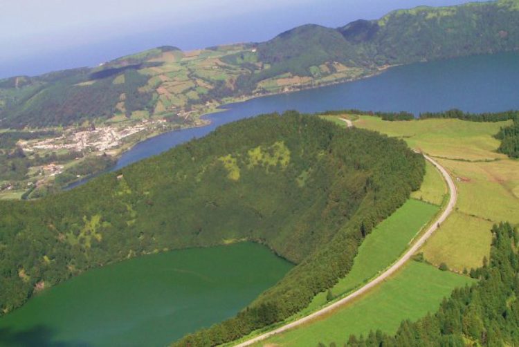 Кратер Sete Cidades с двумя озёрами: Зелёное и Синее на Азорских островах