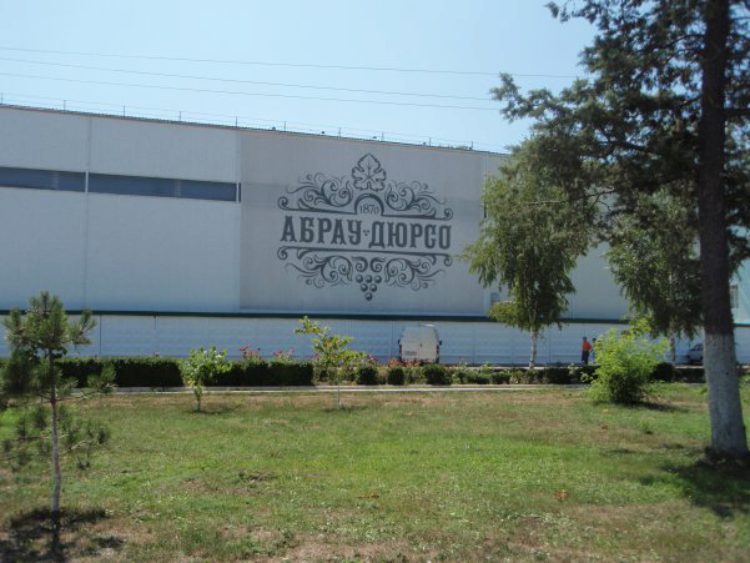 Завод шампанских вин "Абрау-Дюрсо" в посёлке Абрау-Дюрсо