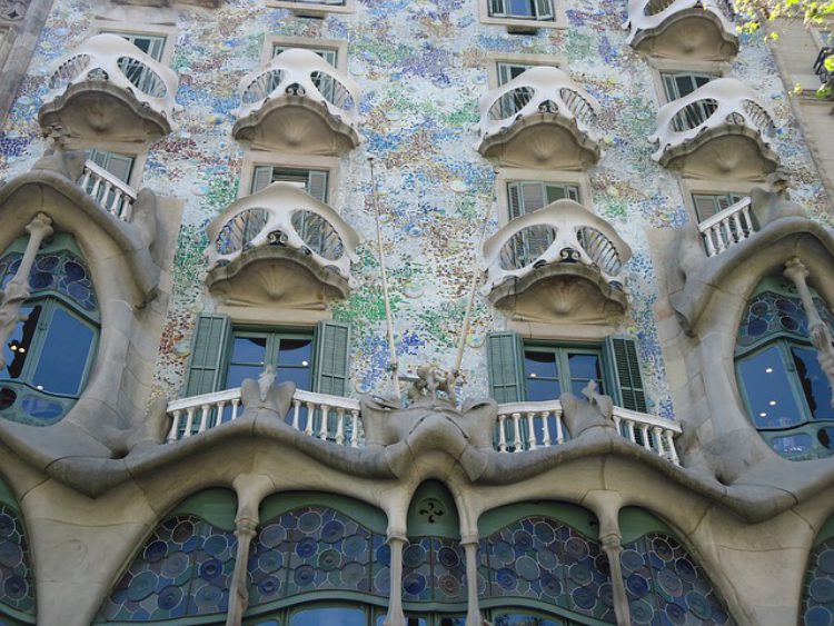 Фасад дома Casa Battlo в Барселоне - достопримечательности Барселоны, Испания