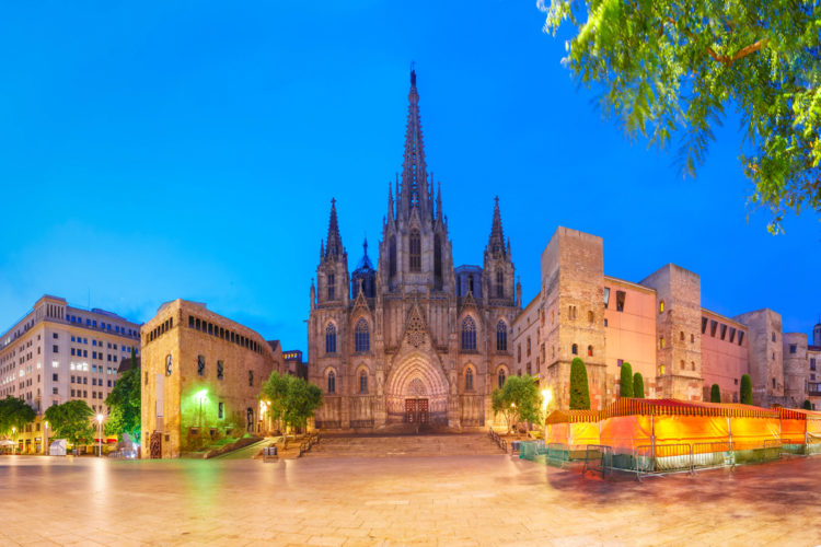 Собор Святого Креста и Святой Евлалии в Барселоне - достопримечательности Барселоны