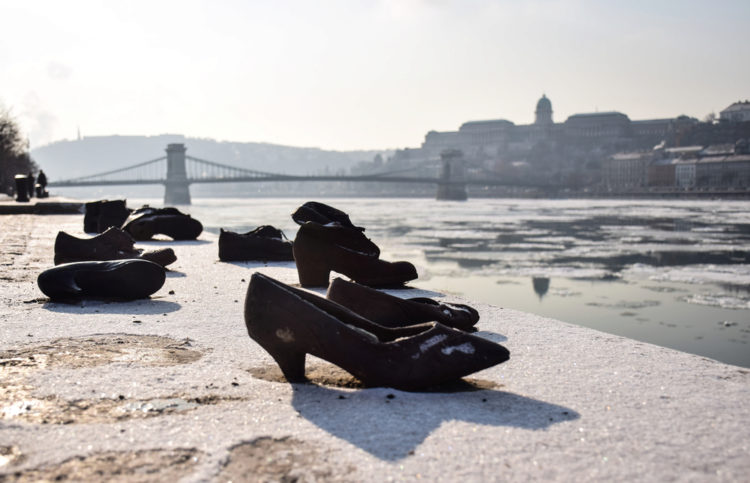 Обувь на Дунайской набережной в Будапеште - достопримечательности Будапешта, Венгрия