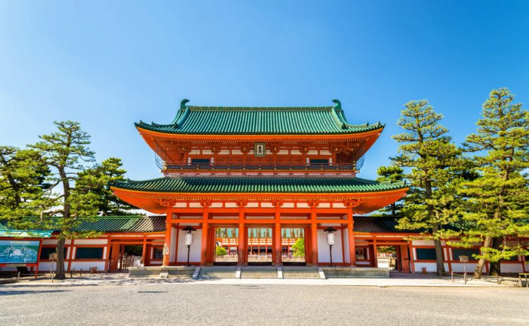 Главные ворота храма Хэйан-дзингу - достопримечательности Киото, Япония