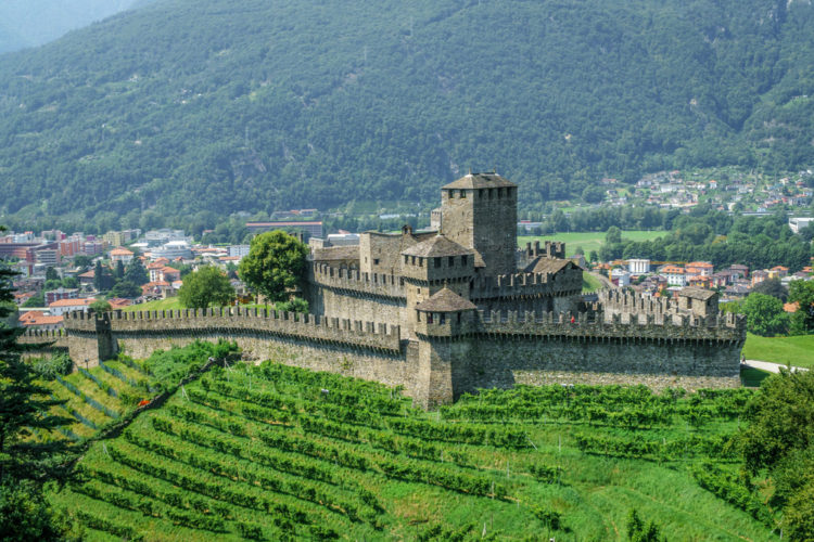 Крепостные сооружения Беллинцоны - достопримечательности Швейцарии