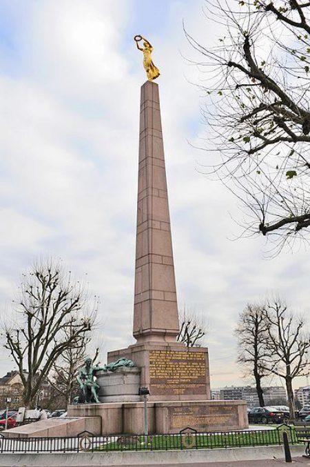 Монумент «Золотая дама» - достопримечательности Люксембурга