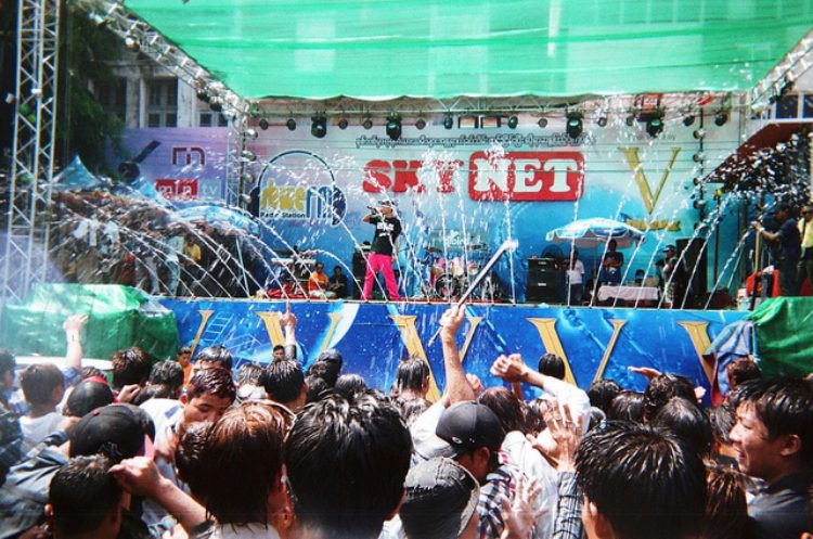 Водный фестиваль Тинджан (Thingyan Water Festival) -Что посмотреть в Мьянме