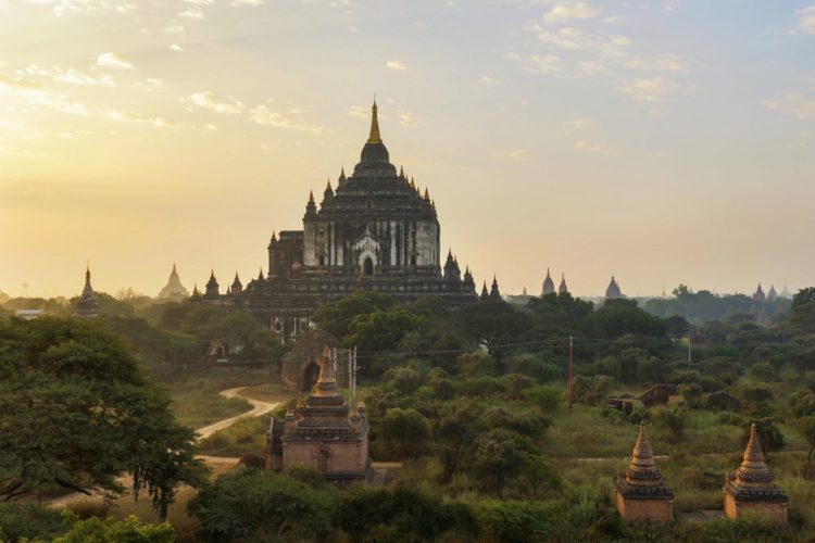 Храм Татбинью (Thatbyinnyu Temple) - достопримечательности Мьянмы