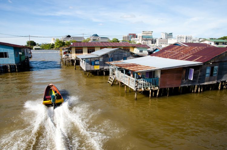 Деревня на воде Кампунг Айер - достопримечательности Брунея