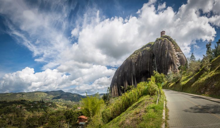 Скала Эль-Пеньон-де-Гуатапе - достопримечательности Колумбии