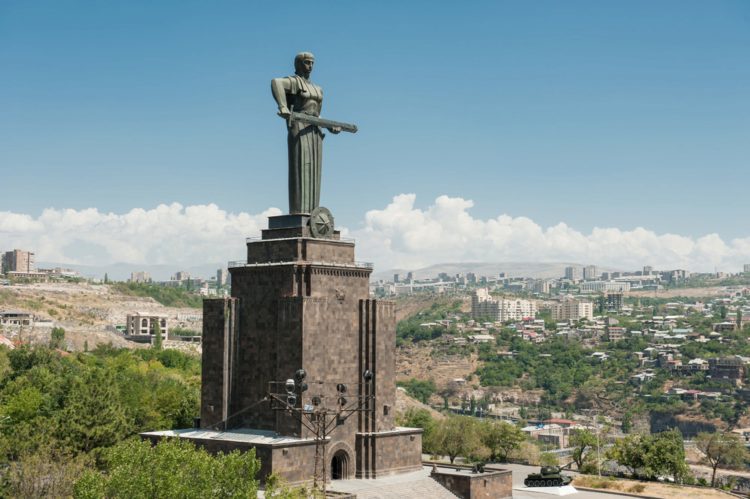 Монумент «Мать Армения» - достопримечательности Еревана